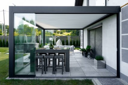 elegancka i nowoczesna pergola tarasowa