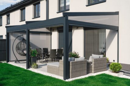 nowoczesna pergola przyścienna aluminiowa