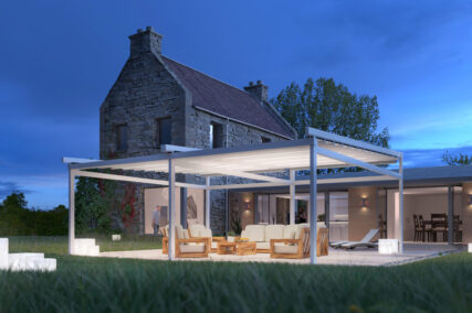 oświetlona pergola w ogrodzie wolnostojąca z przesuwnym dachem